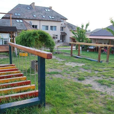 Guest House Uzhgorod ภายนอก รูปภาพ